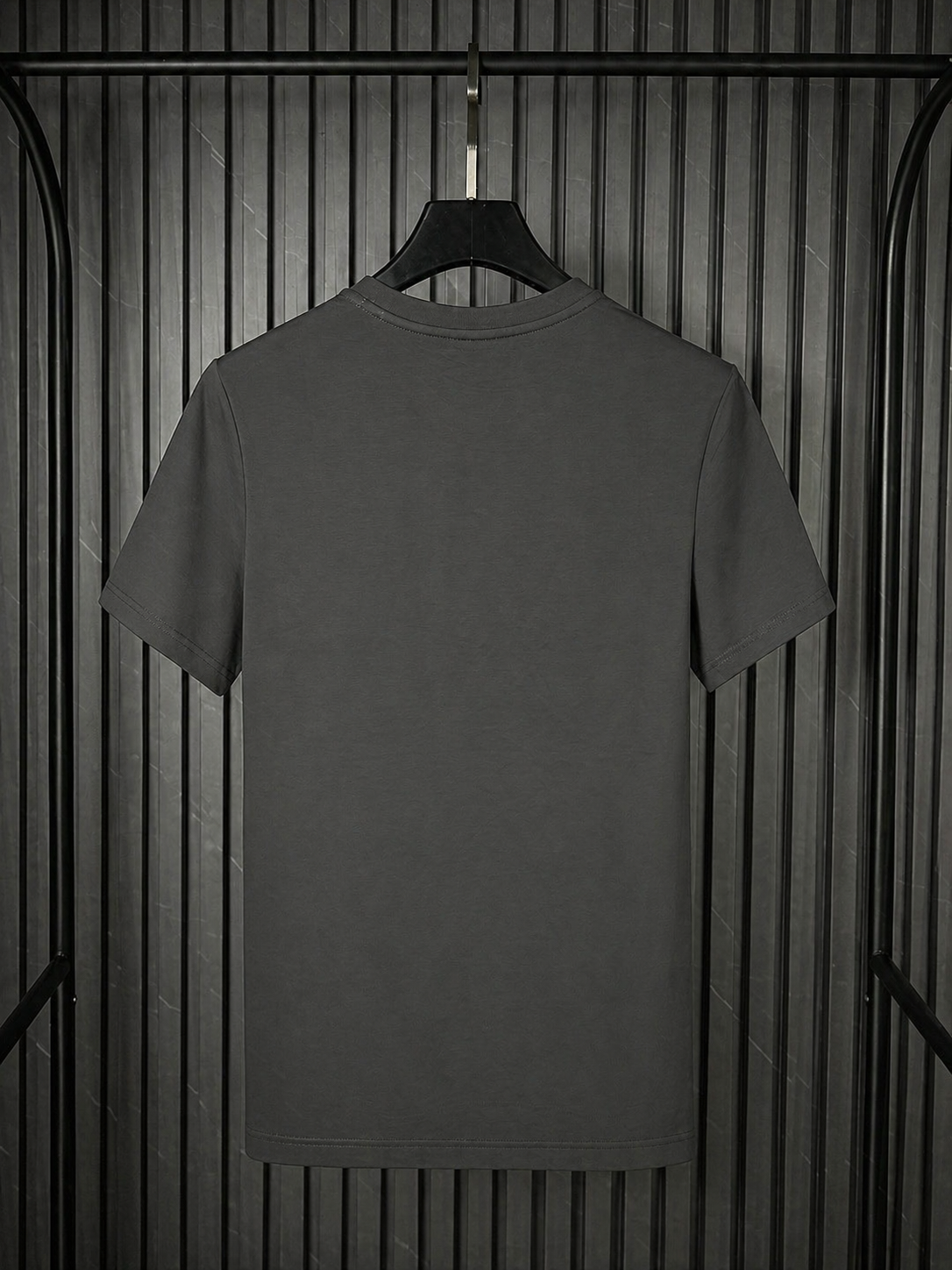 HUGO Tonal Grid Logo Tee – Dark Grey Edition (Nuevo)