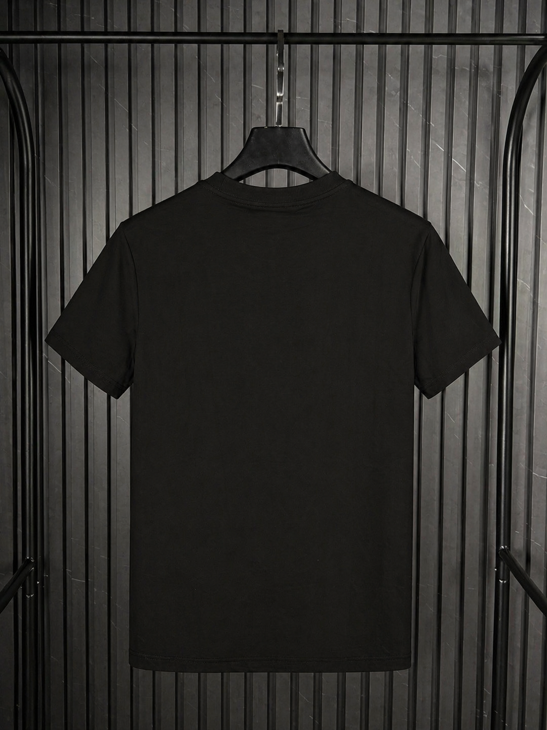 HUGO Embossed Bar Logo Tee – All Black Edition (Nuevo)