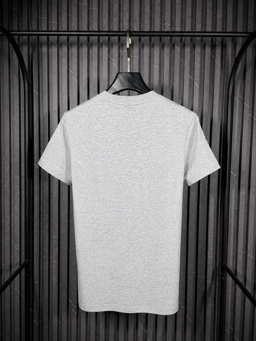 HUGO Embossed Logo Tee – Grey Melange Edition (Nuevo)