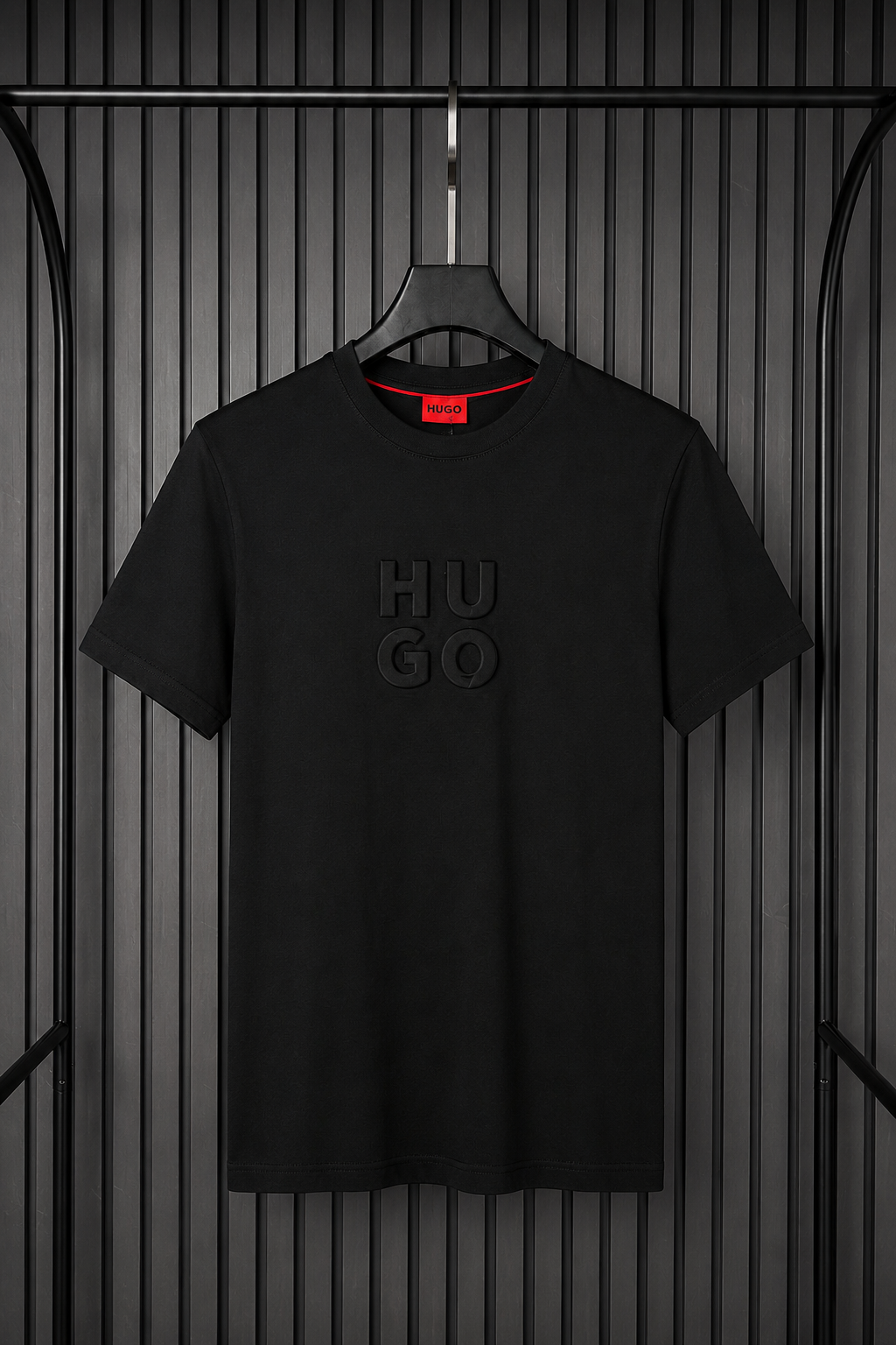 HUGO Embossed Logo Tee – All Black Edition (Nuevo)