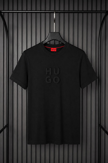 HUGO Embossed Logo Tee – All Black Edition (Nuevo)