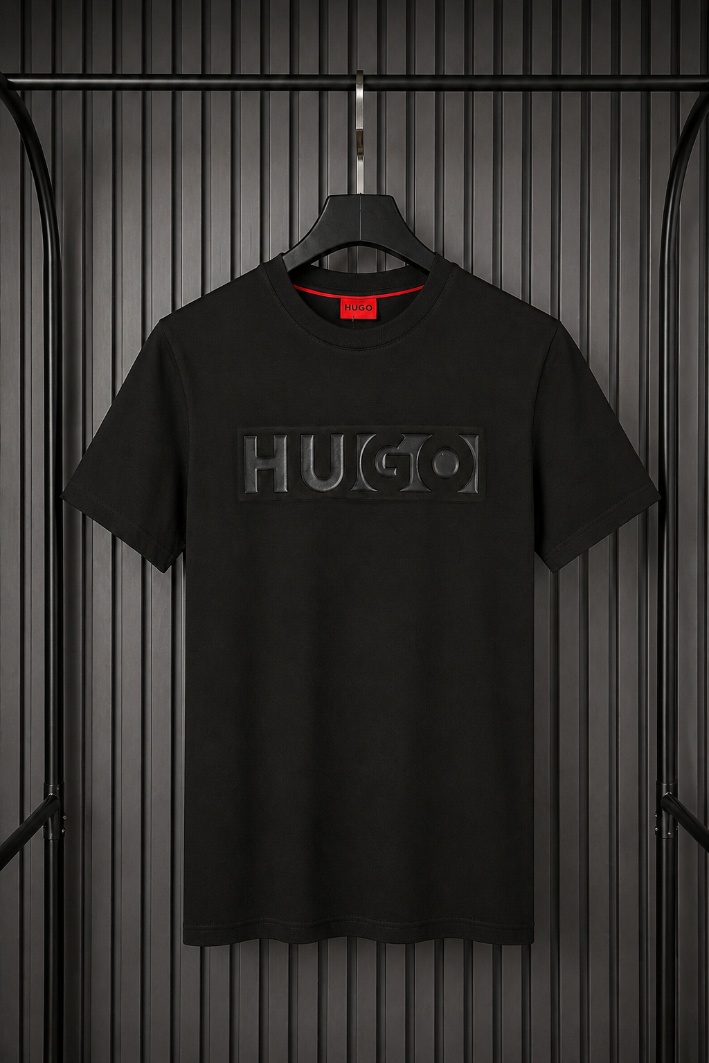 HUGO Embossed Bar Logo Tee – All Black Edition (Nuevo)