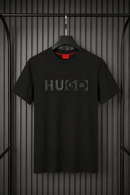 HUGO Embossed Bar Logo Tee – All Black Edition (Nuevo)