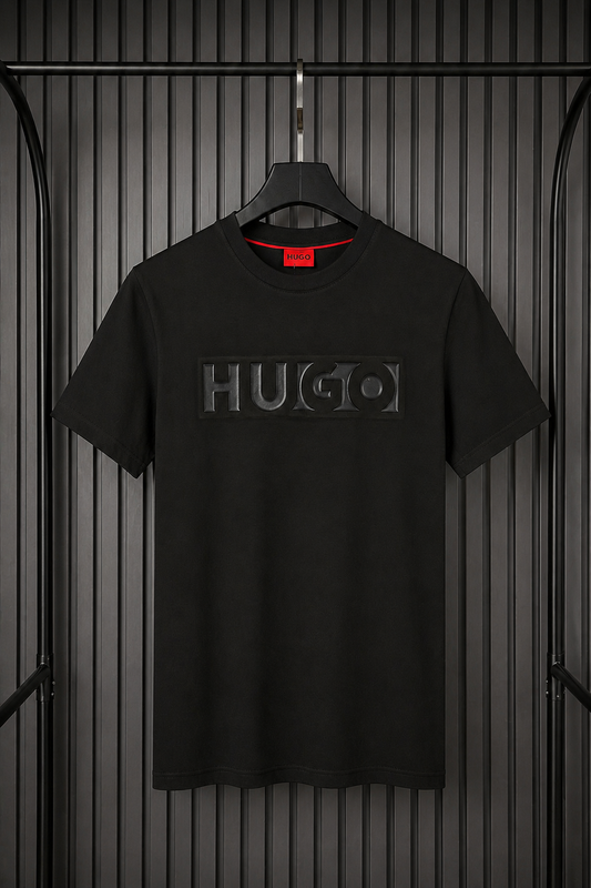 HUGO Embossed Bar Logo Tee – All Black Edition (Nuevo)