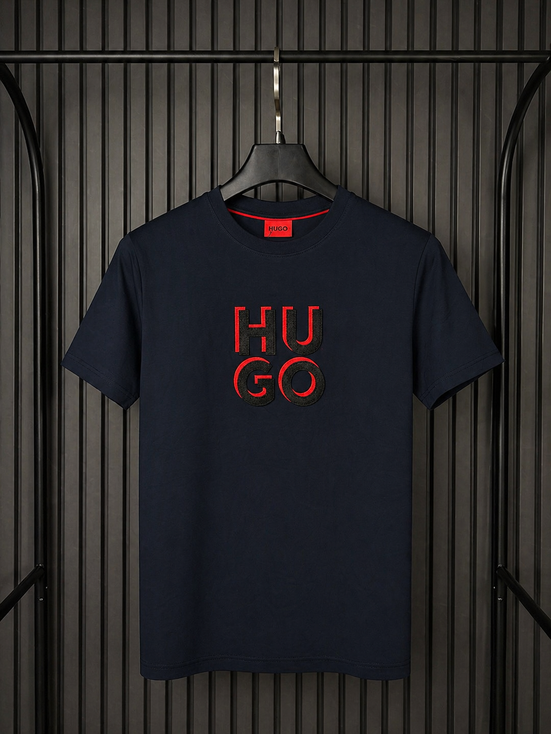 HUGO Bold Shadow Logo Tee – Navy Red Edition (Nuevo)