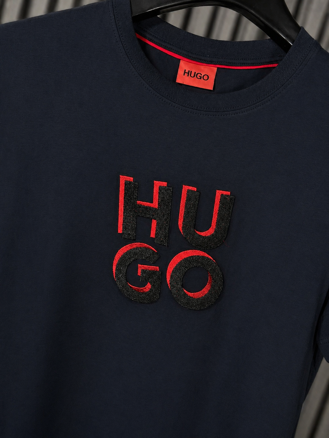 HUGO Bold Shadow Logo Tee – Navy Red Edition (Nuevo)
