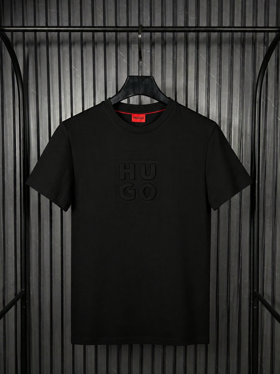 HUGO Embossed Logo Tee – All Black Edition (Nuevo)