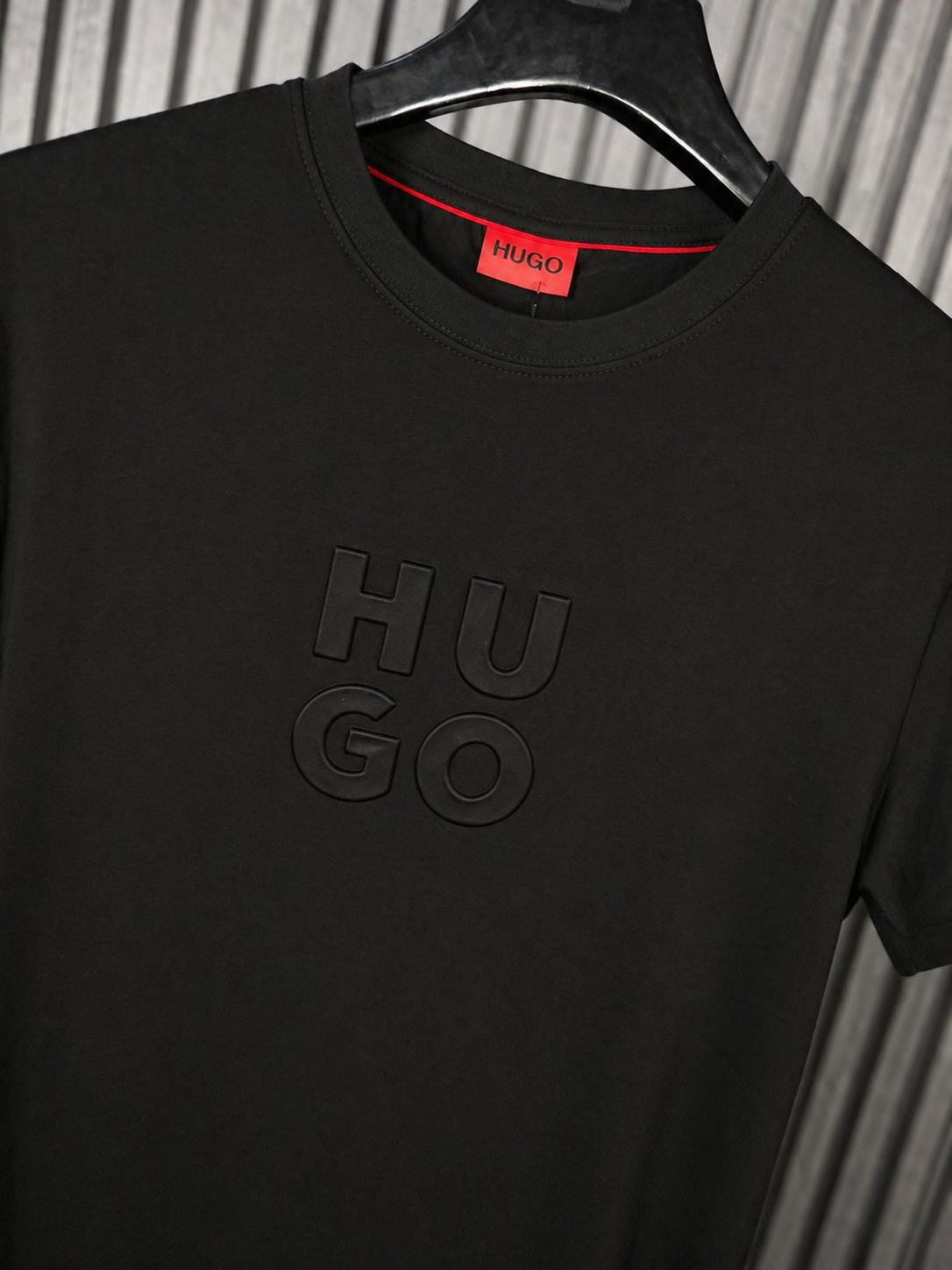 HUGO Embossed Logo Tee – All Black Edition (Nuevo)