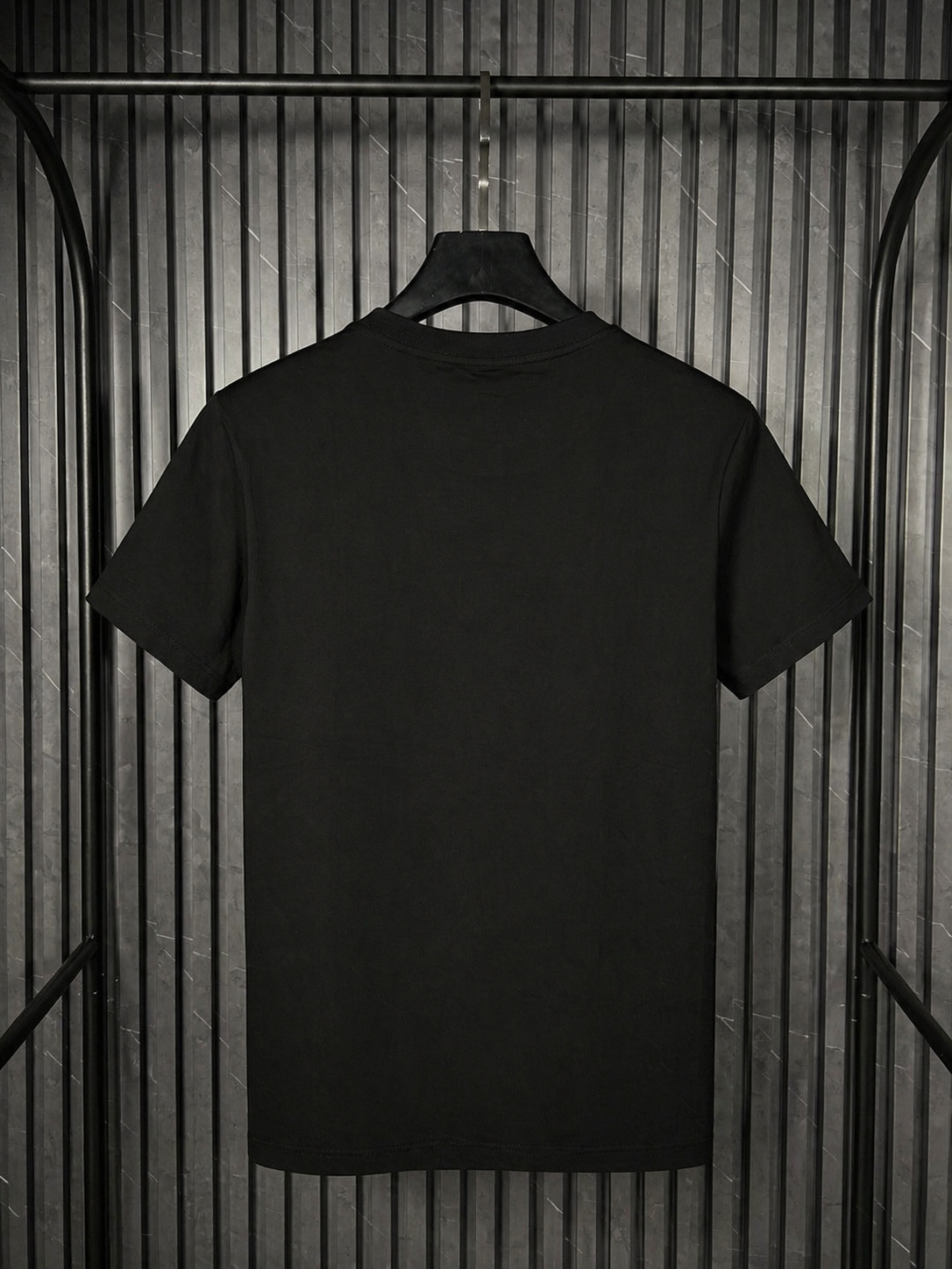 HUGO Embossed Logo Tee – All Black Edition (Nuevo)