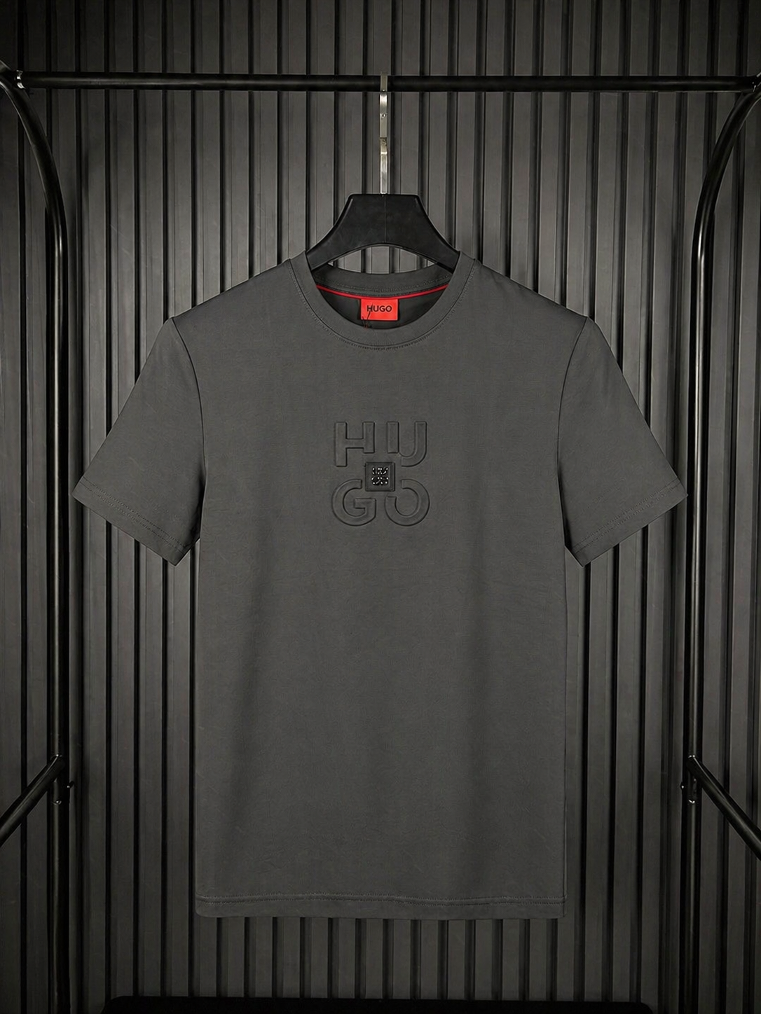 HUGO Tonal Grid Logo Tee – Dark Grey Edition (Nuevo)