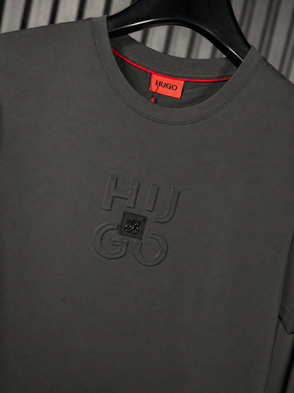 HUGO Tonal Grid Logo Tee – Dark Grey Edition (Nuevo)