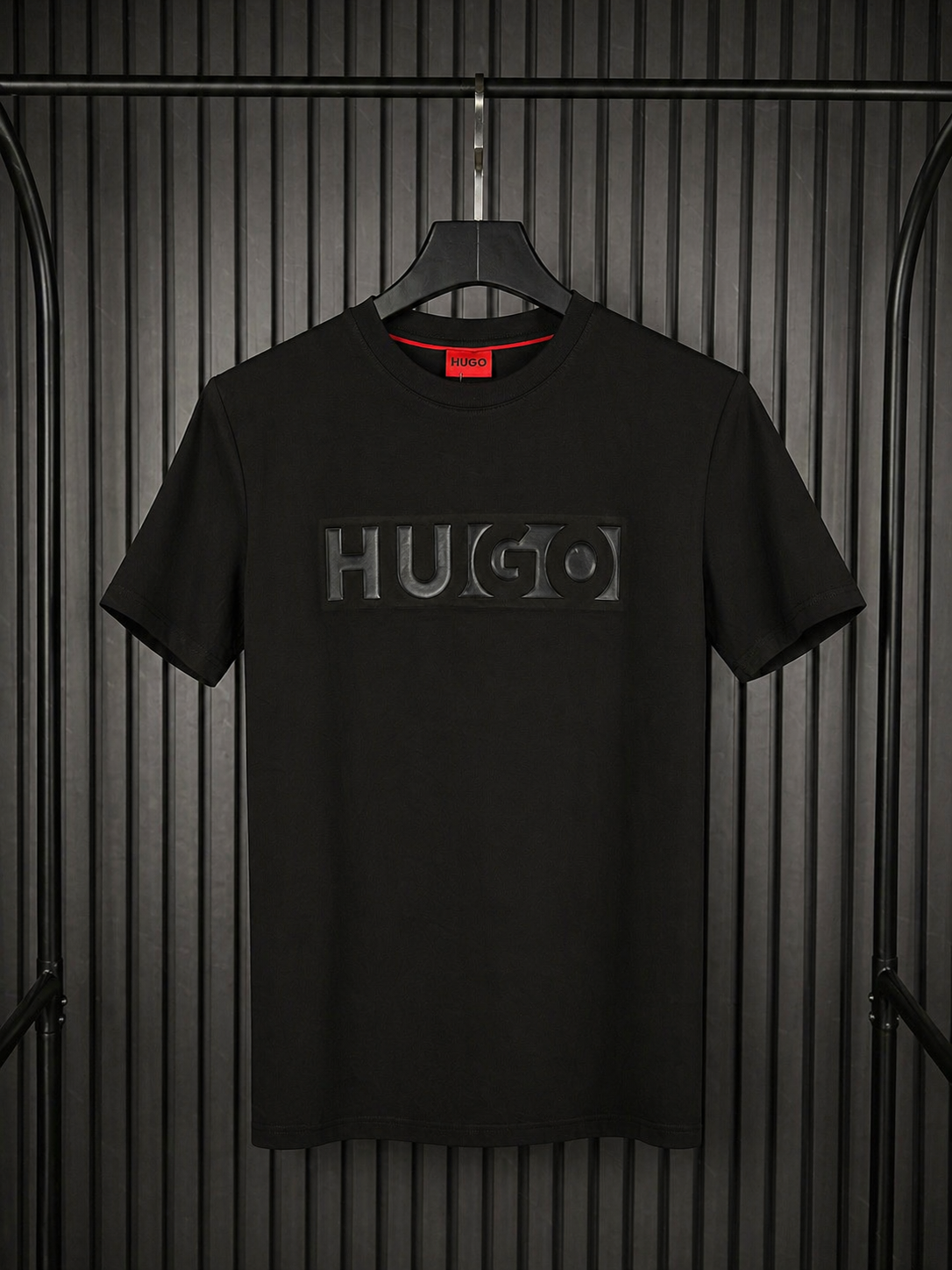 HUGO Embossed Bar Logo Tee – All Black Edition (Nuevo)