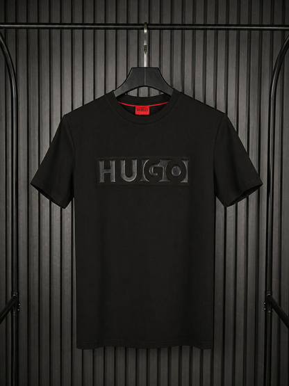 HUGO Embossed Bar Logo Tee – All Black Edition (Nuevo)