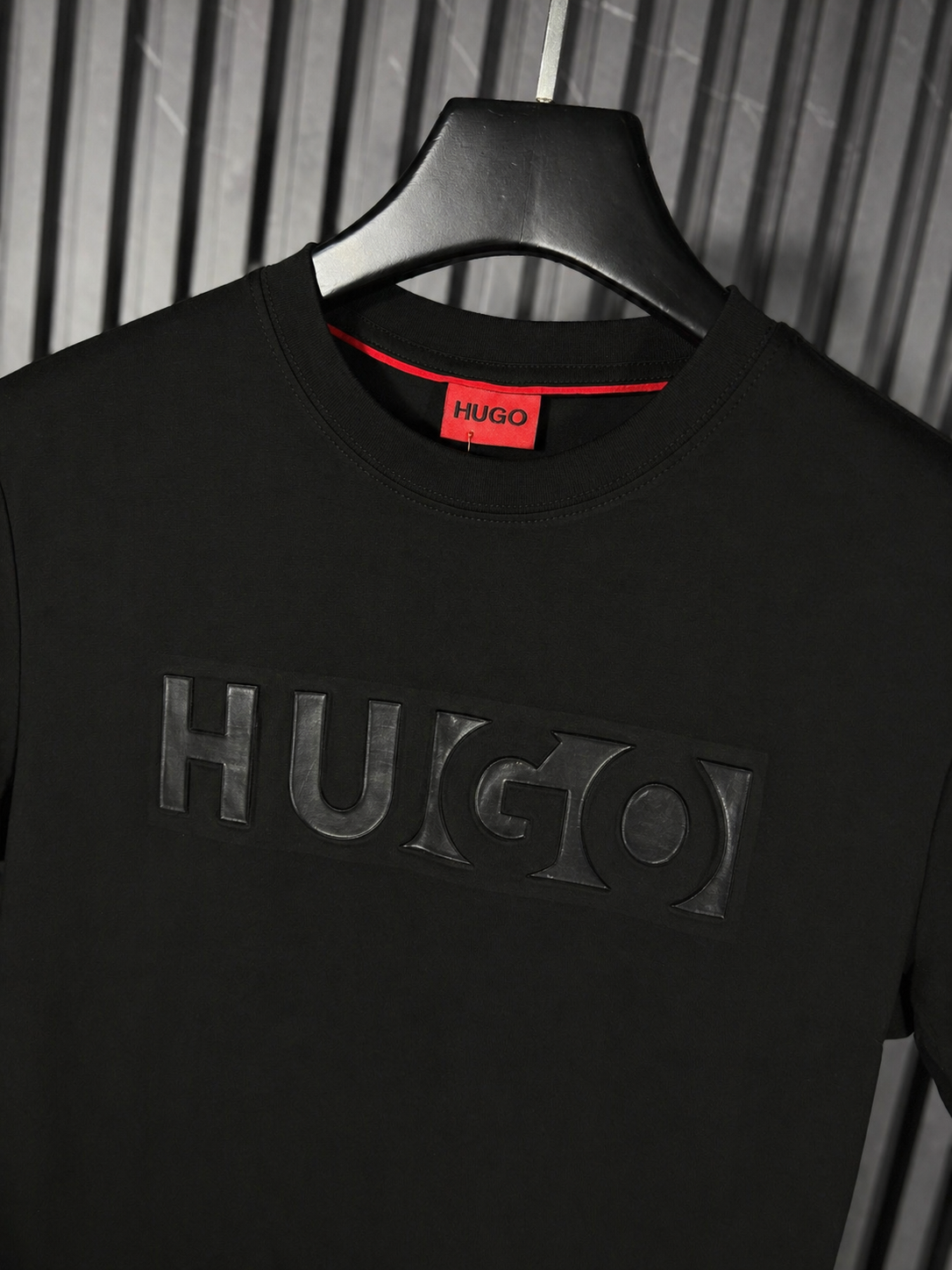 HUGO Embossed Bar Logo Tee – All Black Edition (Nuevo)