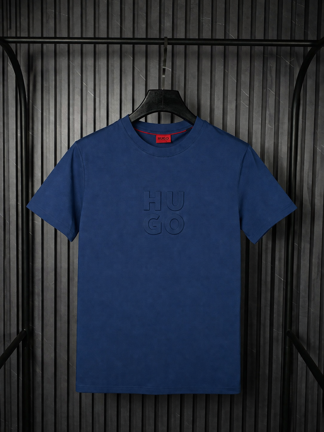 HUGO Embossed Logo Tee – Navy Edition (Nuevo)
