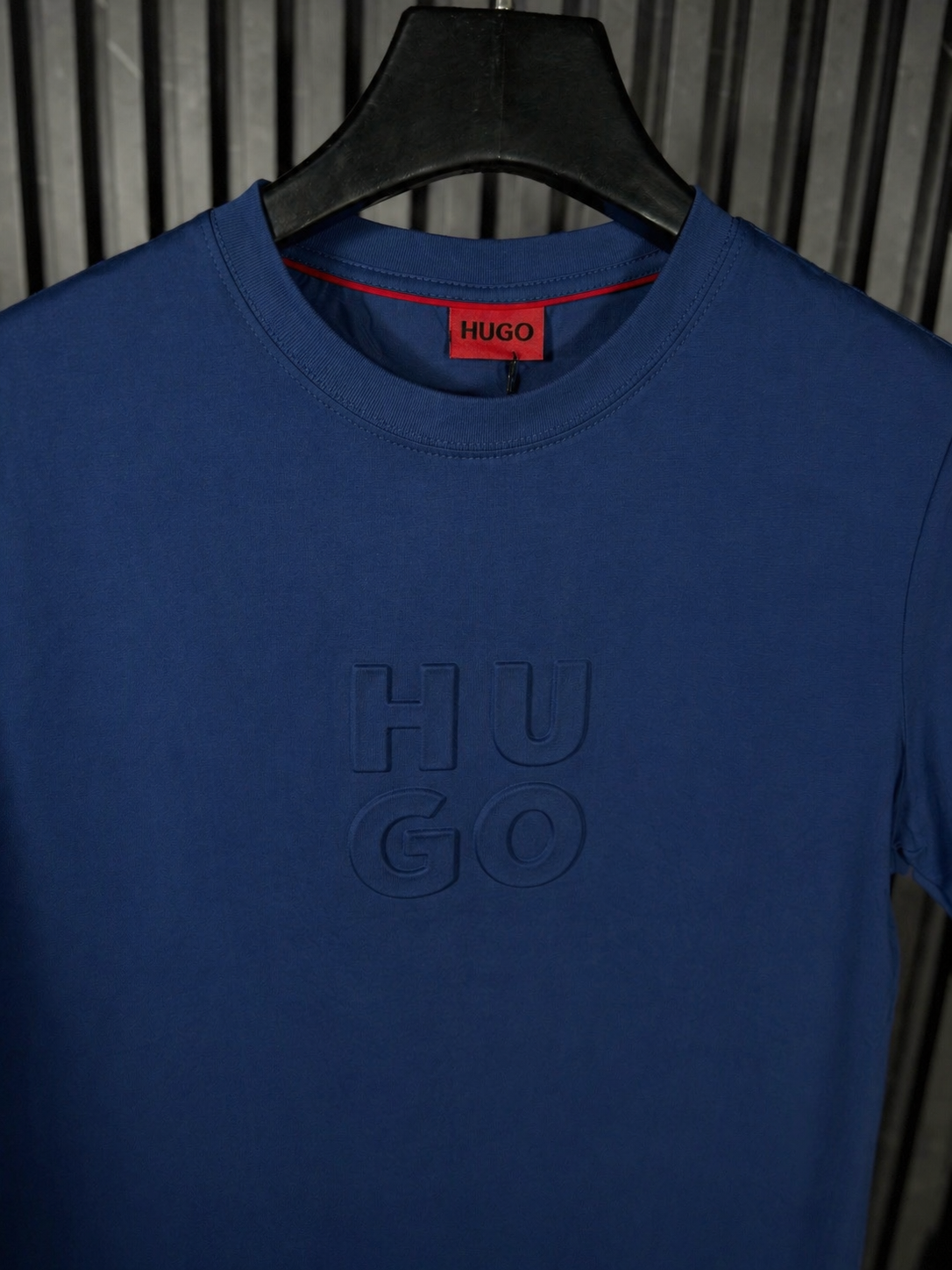 HUGO Embossed Logo Tee – Navy Edition (Nuevo)