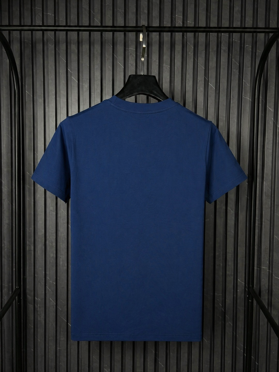 HUGO Embossed Logo Tee – Navy Edition (Nuevo)