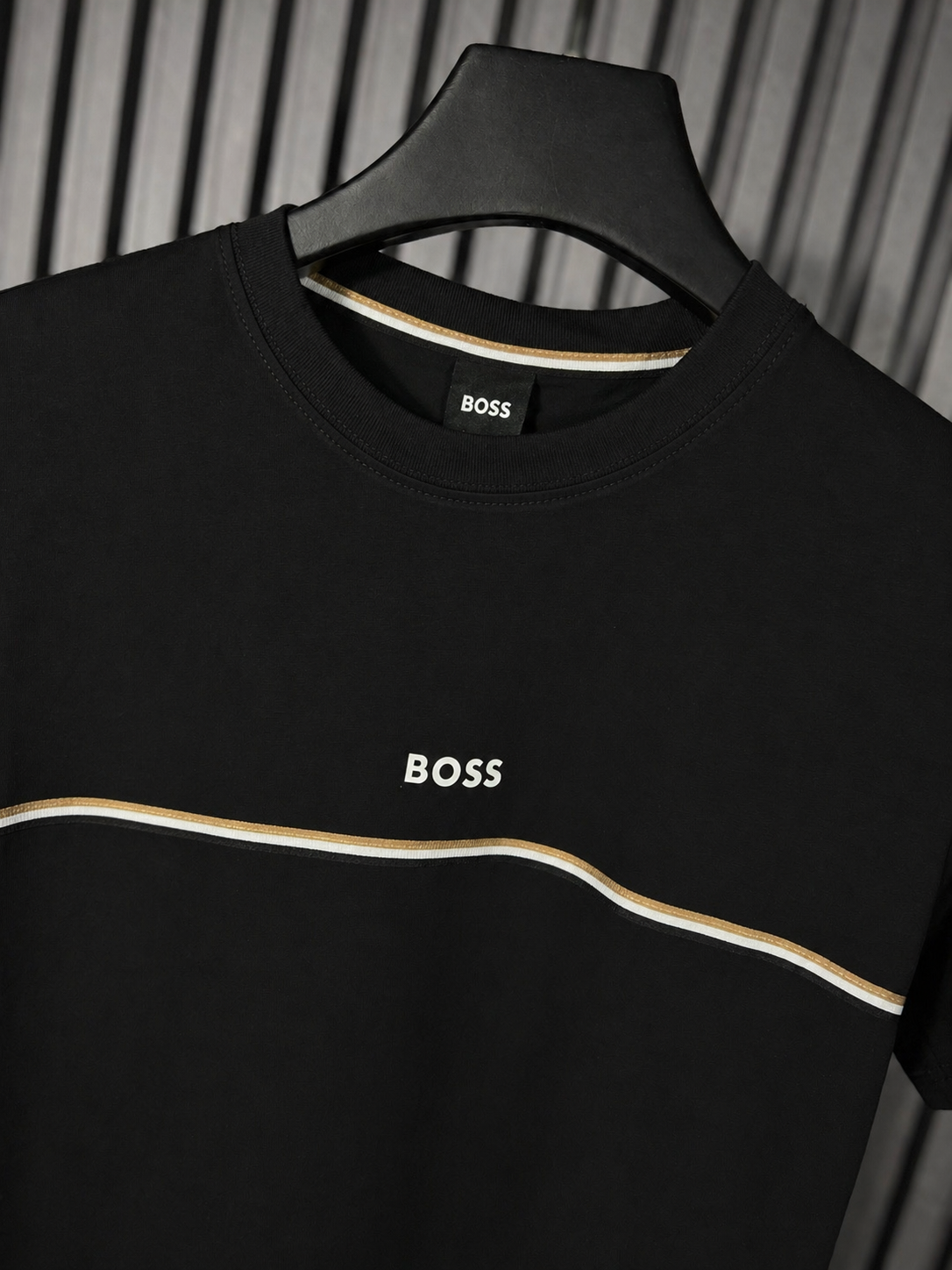 BOSS Wave Stripe T-Shirt Black – Playera Minimalista con Línea (Nuevo)