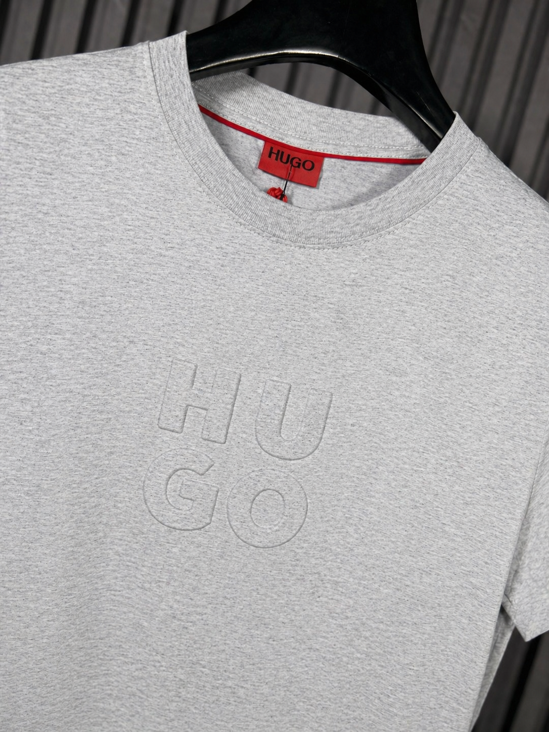 HUGO Embossed Logo Tee – Grey Melange Edition (Nuevo)