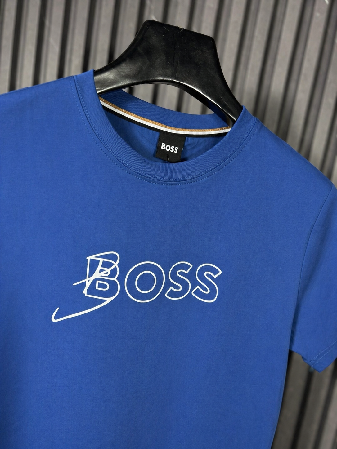 BOSS Outline Script Logo Tee – Blue Electric Edition (Nuevo)