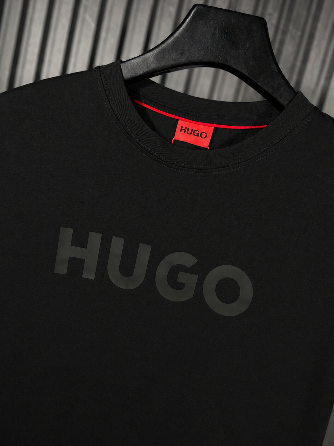 HUGO Shadow Logo Tee – Black Edition (Nuevo)