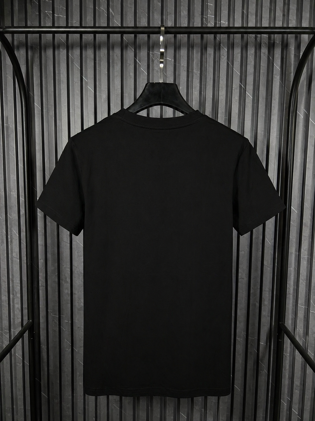 HUGO Shadow Logo Tee – Black Edition (Nuevo)