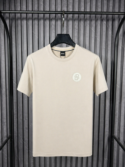 BOSS Minimal Badge Tee – Sand Edition (Nuevo)