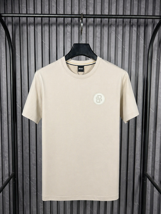 BOSS Minimal Badge Tee – Sand Edition (Nuevo)