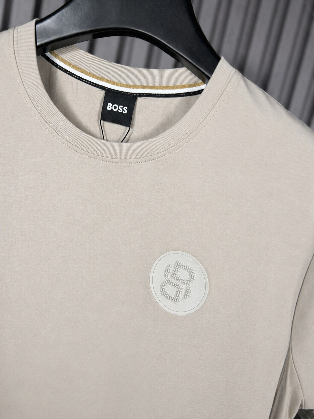 BOSS Minimal Badge Tee – Sand Edition (Nuevo)