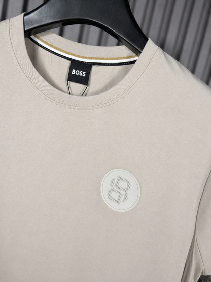 BOSS Minimal Badge Tee – Sand Edition (Nuevo)