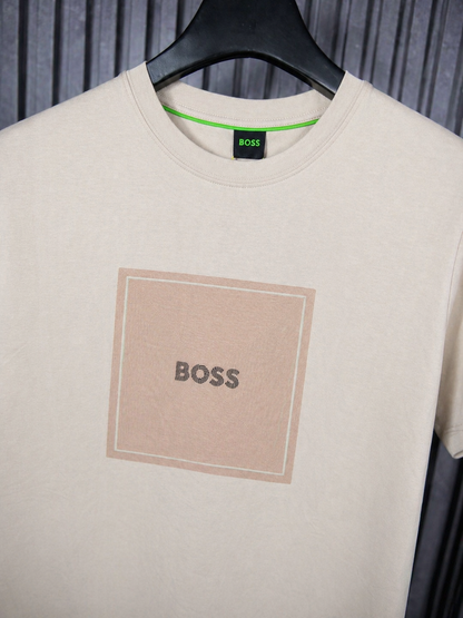 BOSS Square Frame Tee – Beige Minimal Edition (Nuevo)