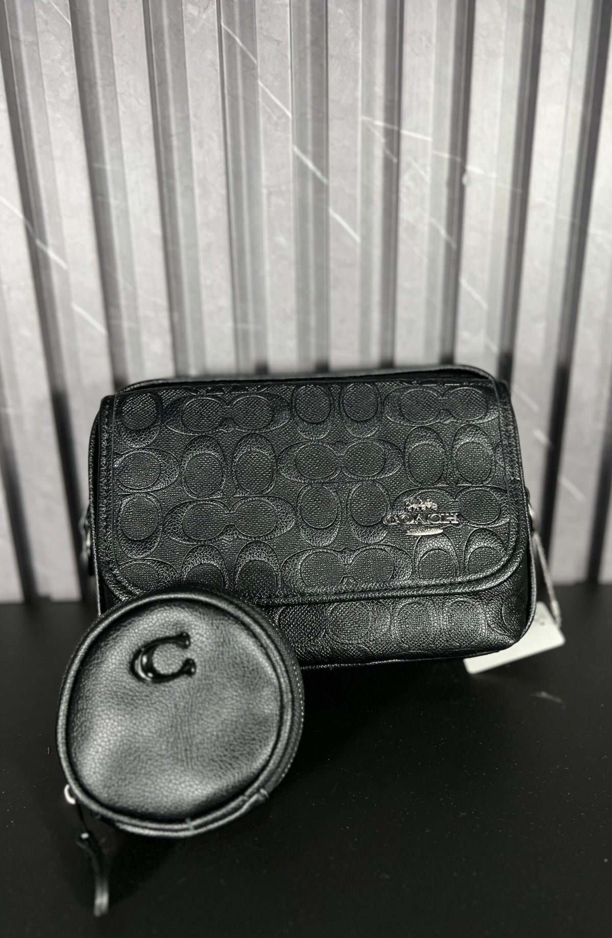 Bandolera Coach Signature Black con Monedero – Bolso Crossbody Premium Negro con Monograma en Relieve