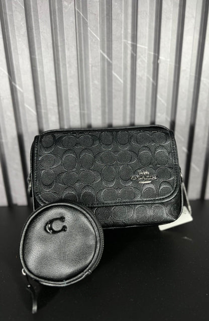 Bandolera Coach Signature Black con Monedero – Bolso Crossbody Premium Negro con Monograma en Relieve