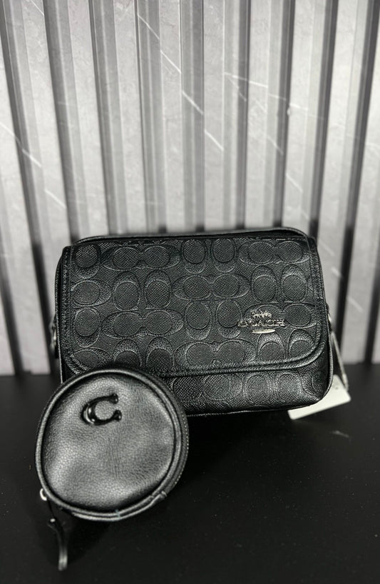 Bandolera Coach Signature Black con Monedero – Bolso Crossbody Premium Negro con Monograma en Relieve