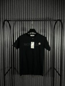 Playera Negra Moncler Calidad 1.1 de algodón premium con cuello redondo reforzado y acabado grueso