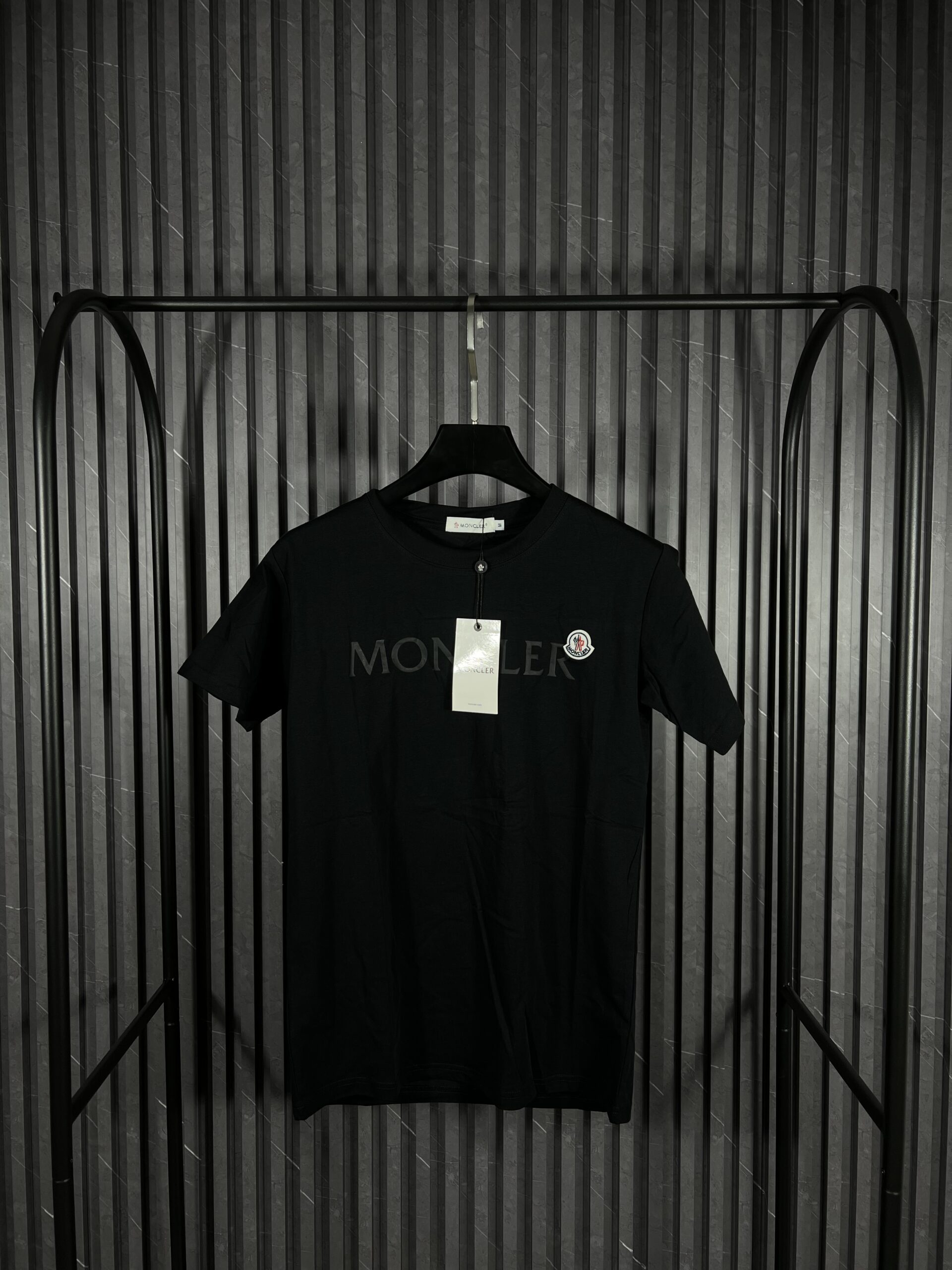 Playera Negra Moncler Calidad 1.1 de algodón premium con cuello redondo reforzado y acabado grueso