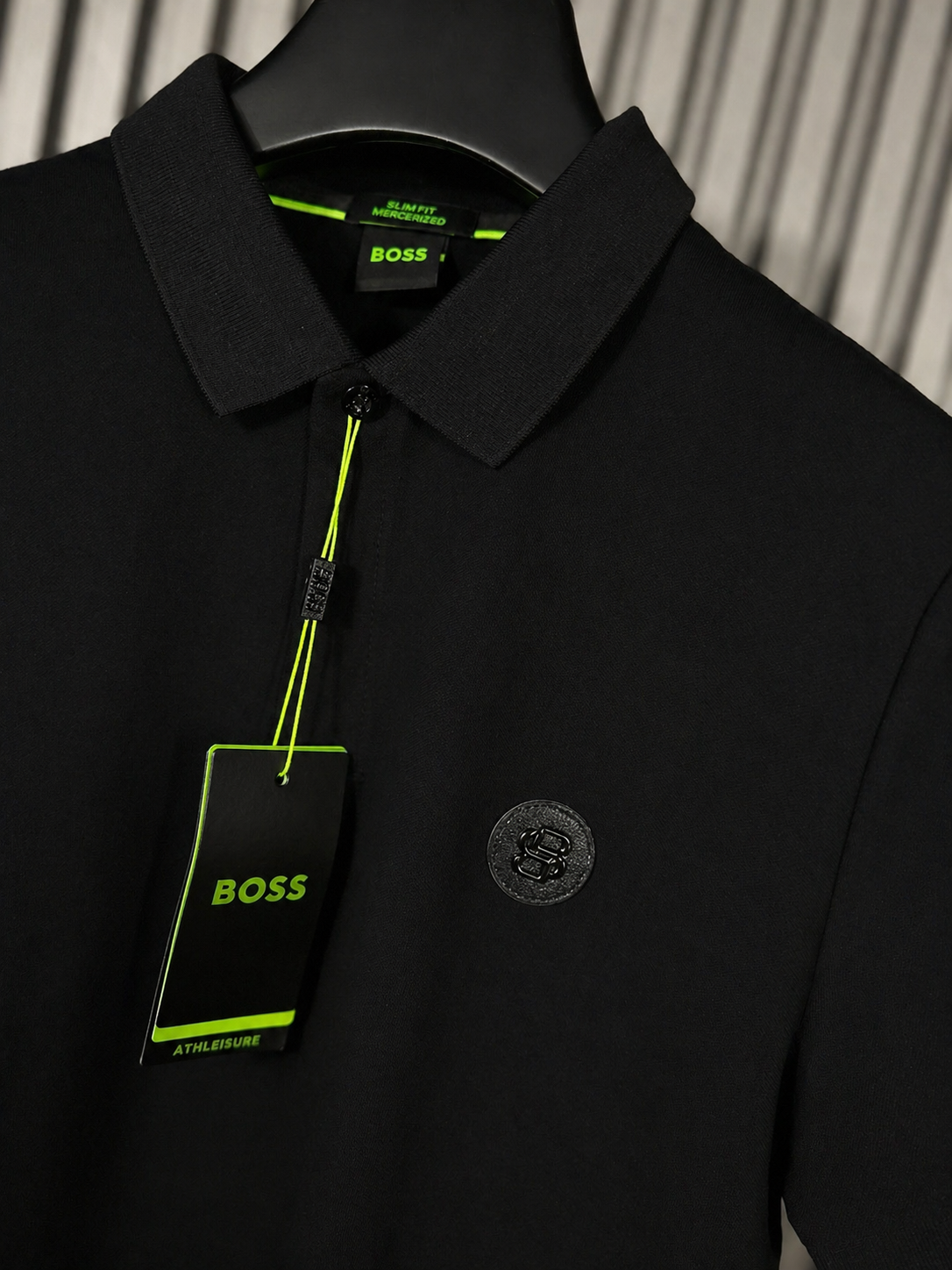 BOSS Athleisure Badge Polo – Black Neon Edition (Nuevo) - Image 2