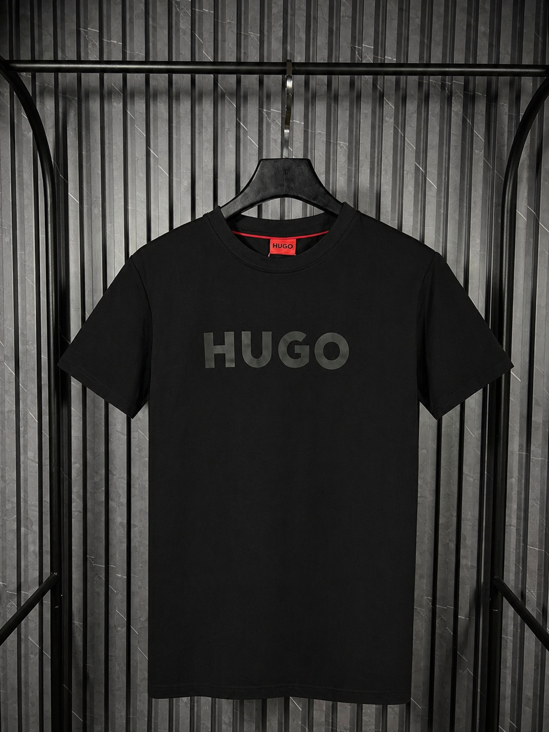 HUGO Shadow Logo Tee – Black Edition (Nuevo)