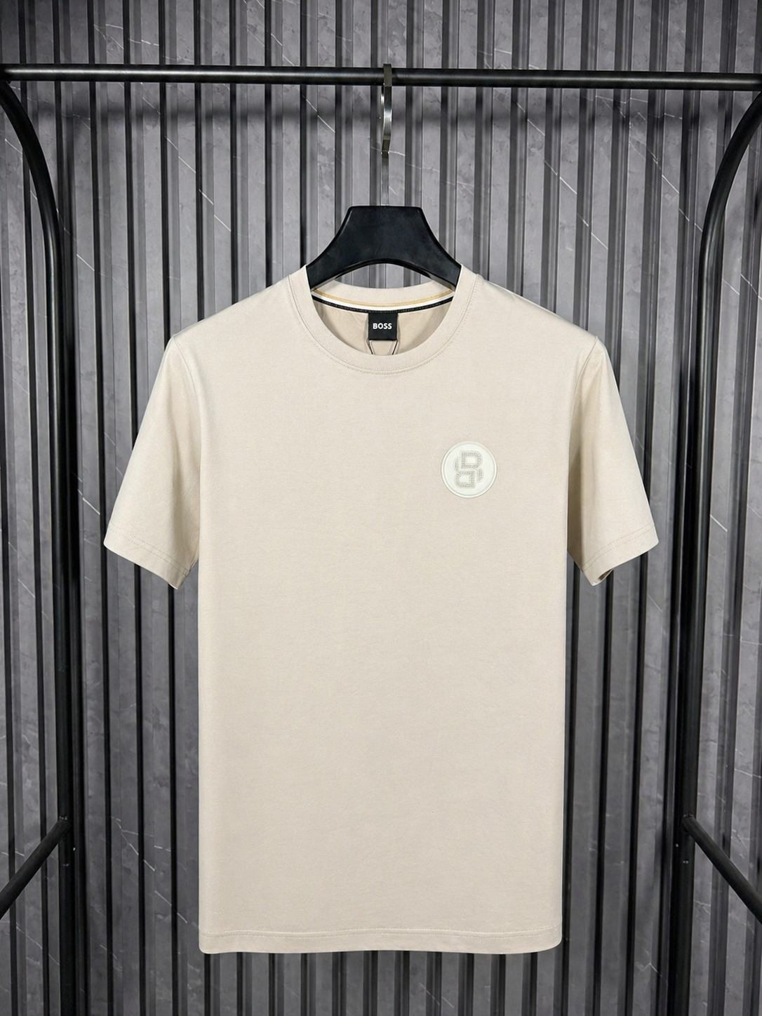 BOSS Minimal Badge Tee – Sand Edition (Nuevo)