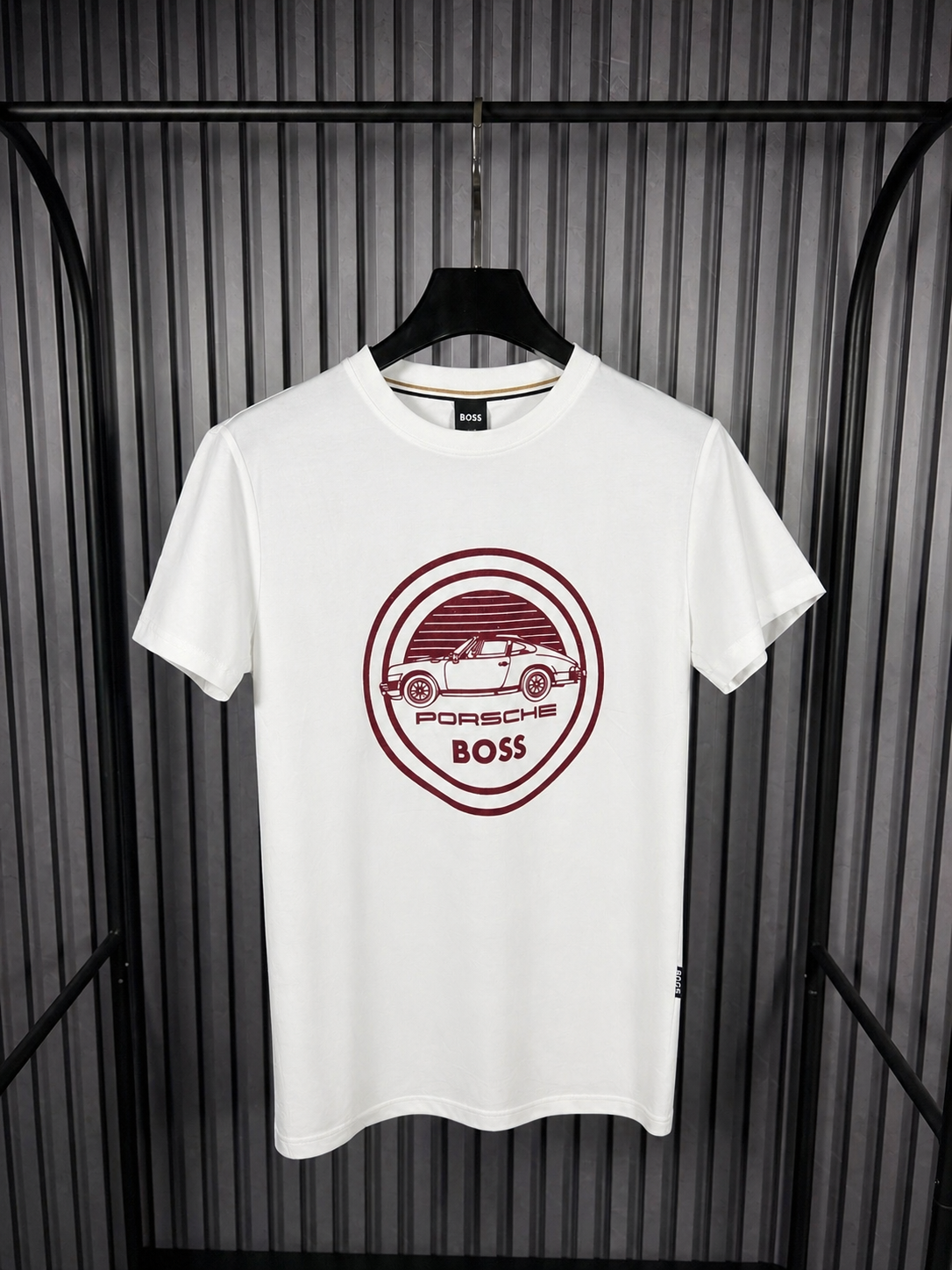 BOSS Porsche Heritage Tee – White Burgundy Edition (Nuevo)