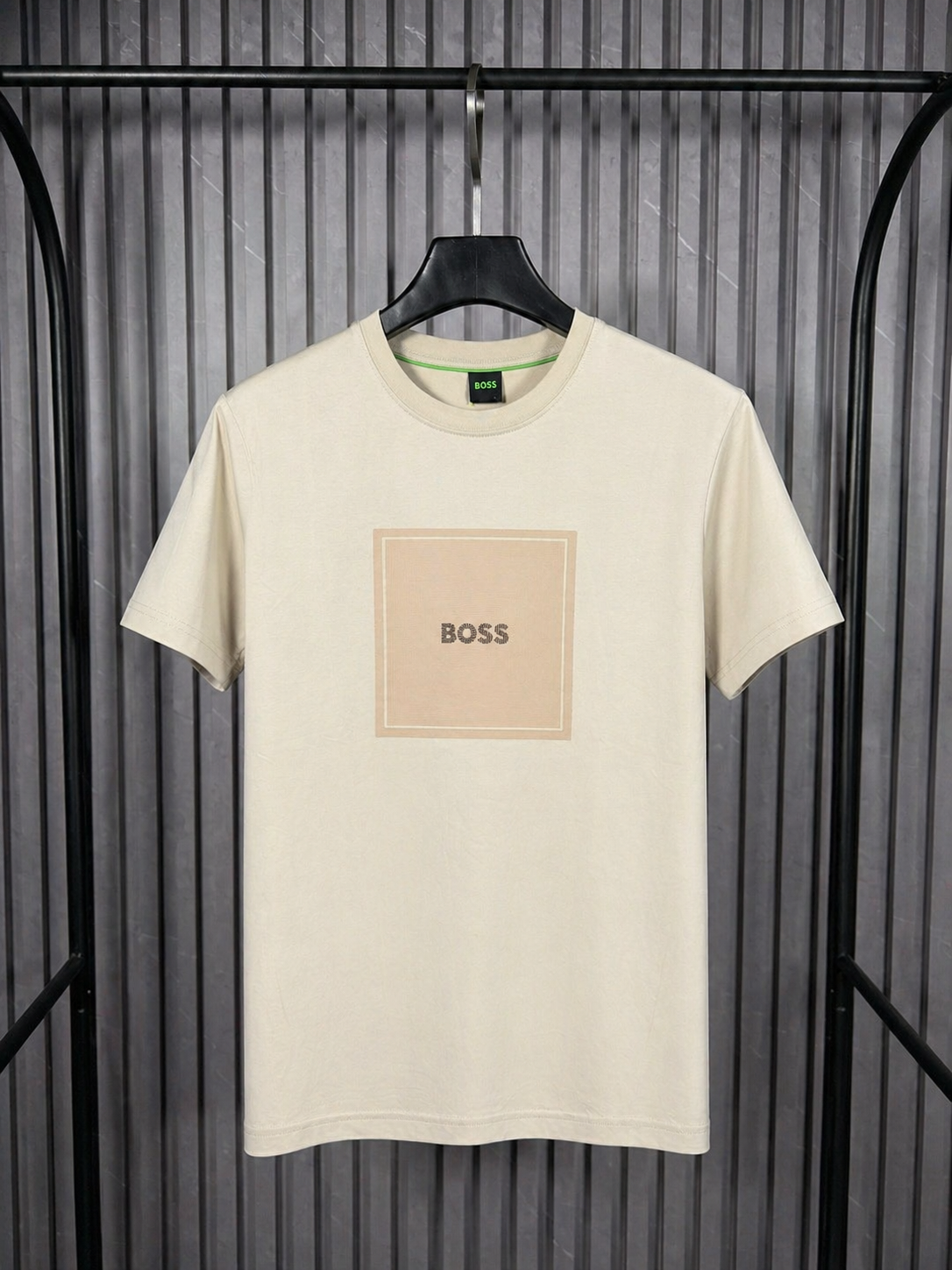 BOSS Square Frame Tee – Beige Minimal Edition (Nuevo)
